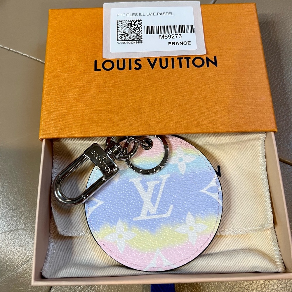 Louis Vuitton Monogram Escale Bag Charm Key Holder - Picture 2 of 7